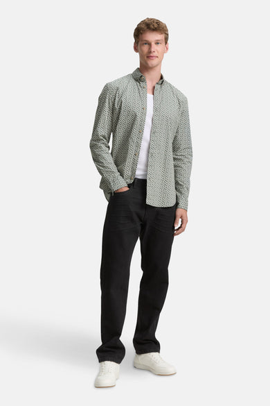 Groen overhemd met lange mouwen van TOM TAILOR, met een fijn dessin, gedragen over een wit shirt en zwarte jeans.
