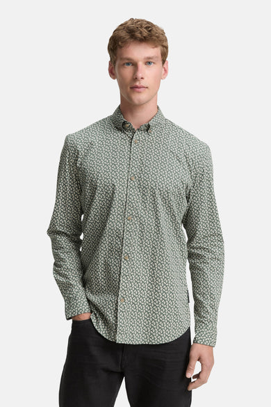 Groen overhemd met lange mouwen van TOM TAILOR, voorzien van een klein paisley-patroon en gedragen met een zwarte broek.
