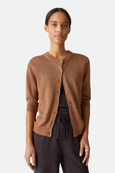 Bruin gilet van OPUS, met halflange mouwen en knoopsluiting, gedragen over een donkere top en pantalon.
