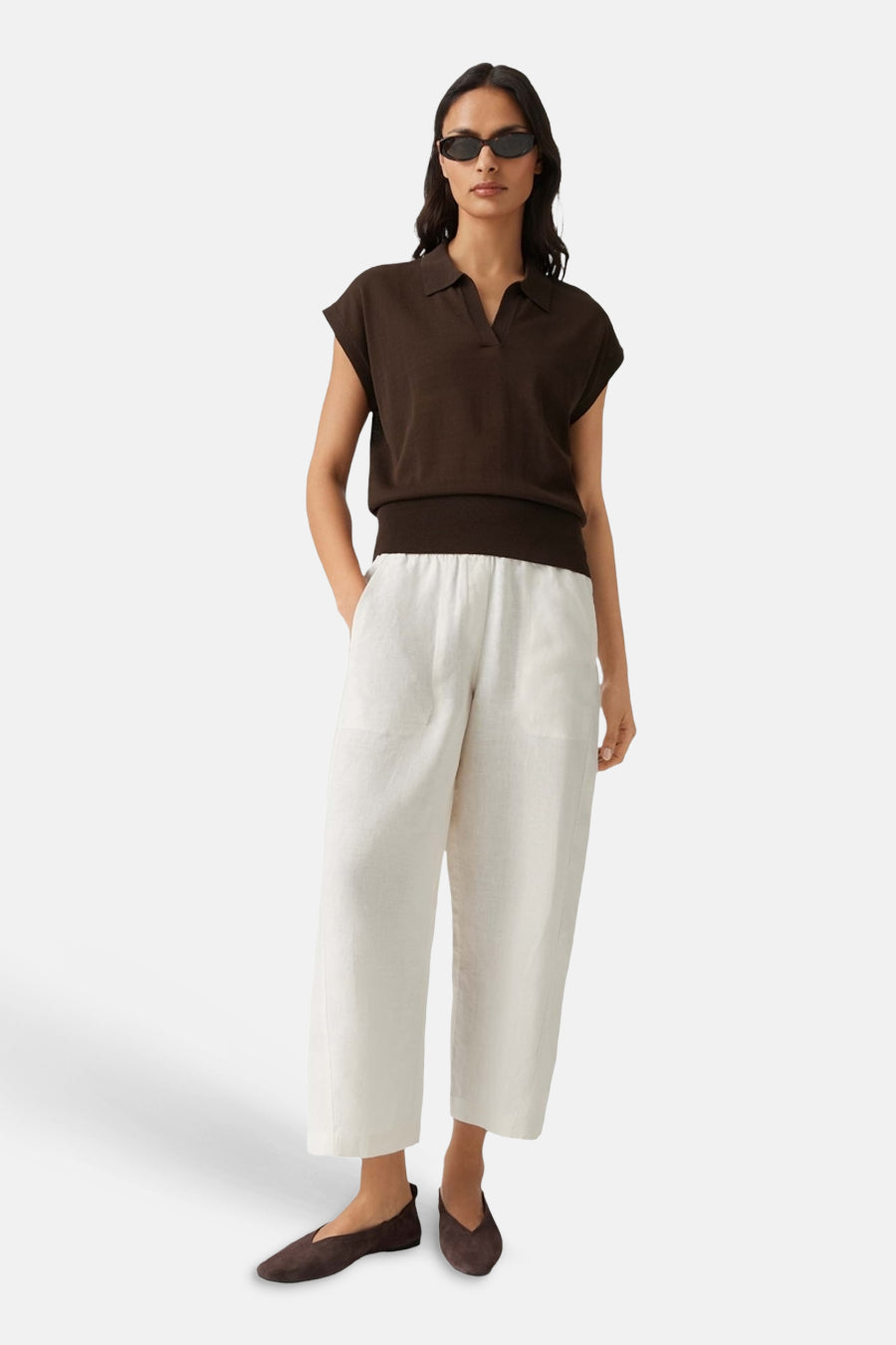 Bruine korte mouwen polo van OPUS, met ritskraag, gedragen met witte broek en bruine loafers, front view
