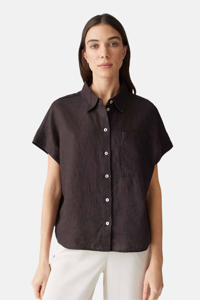 Chemise brune à manches courtes d'OPUS, avec col boutonné et poche poitrine.