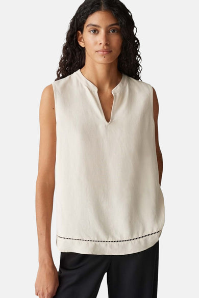 Mouwloze blouse in ecru van OPUS, met V-hals en een decoratieve zoom.
