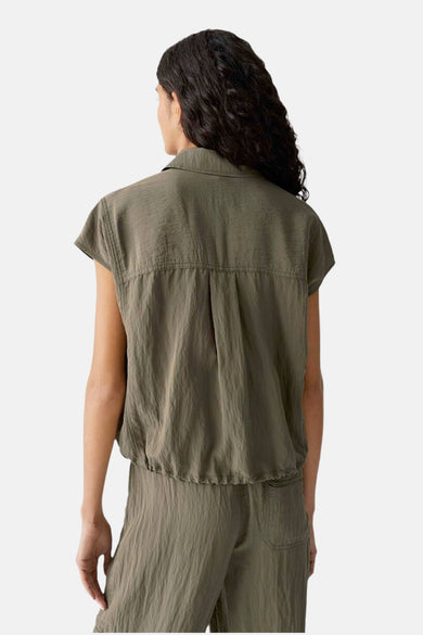 T-shirt kaki à manches courtes d'OPUS, avec une texture froissée et des plis sur le dos.