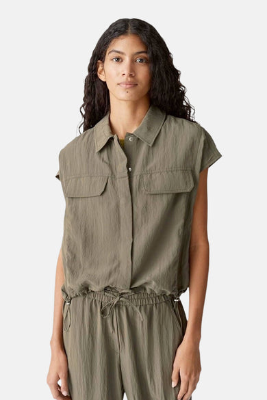 T-shirt kaki à manches courtes d'OPUS, avec poches poitrine et une taille élastiquée.