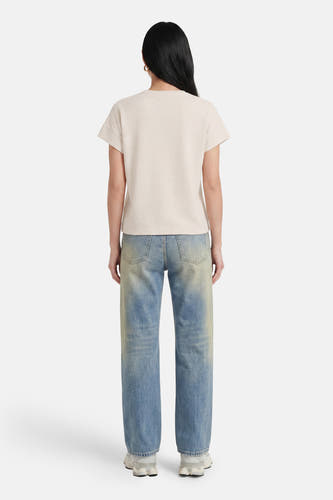 Beige korte mouwen T-shirt van OPUS, geribde textuur, achterkant weergegeven, model draagt lichtblauwe jeans en witte sneakers