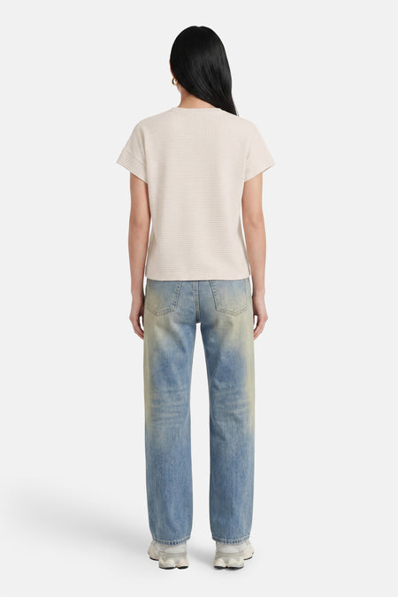 Beige korte mouwen T-shirt van OPUS, geribde textuur, achterkant weergegeven, model draagt lichtblauwe jeans en witte sneakers