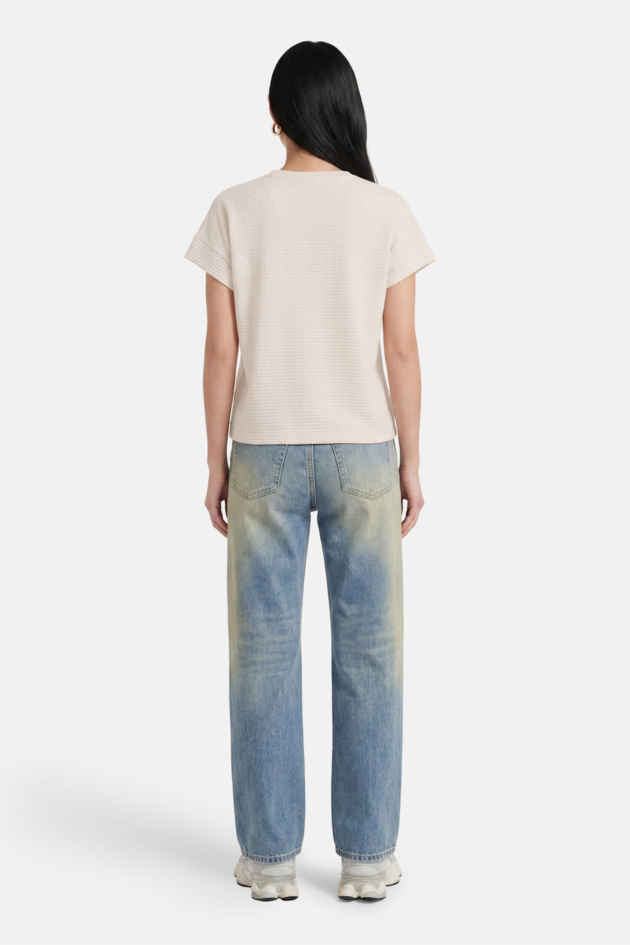 Beige korte mouwen T-shirt van OPUS, geribde textuur, achterkant weergegeven, model draagt lichtblauwe jeans en witte sneakers
