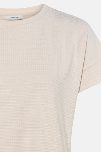Beige korte mouwen T-shirt van OPUS met geribde textuur en ronde hals, close-up van bovenkant