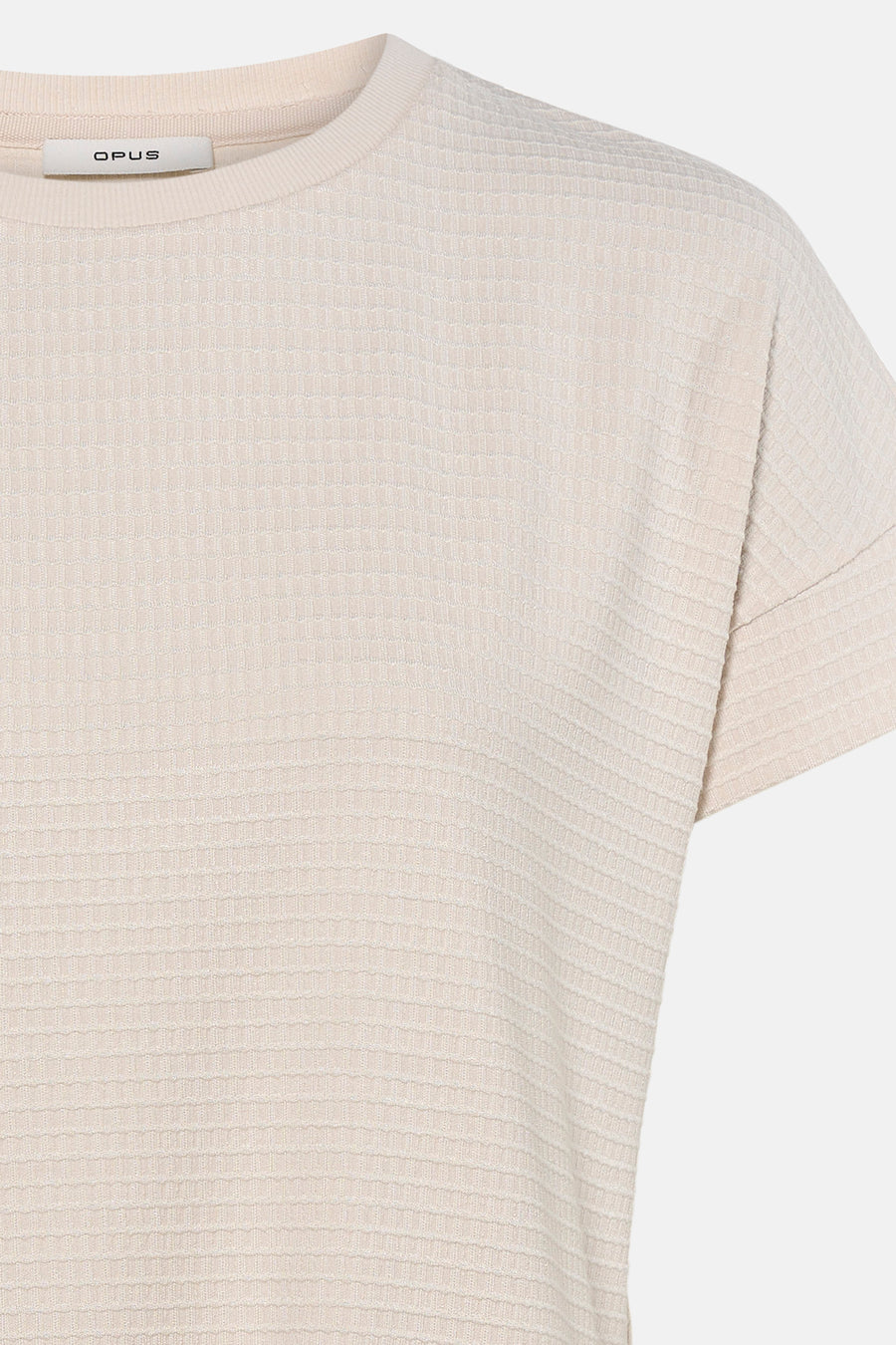 Beige korte mouwen T-shirt van OPUS met geribde textuur en ronde hals, close-up van bovenkant