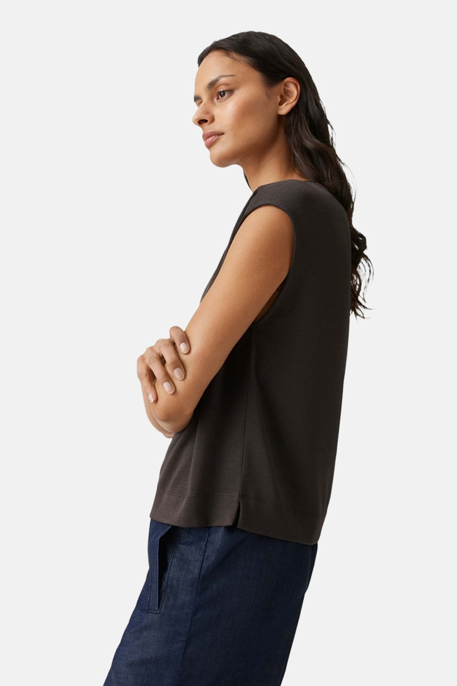 Bruine mouwloze T-shirt van OPUS, zijprofiel, gladde stof, strakke pasvorm, donkerblauwe broek, model met gekruiste armen