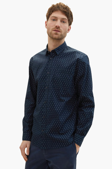 Blauw overhemd met lange mouwen van TOM TAILOR, met fijn wit patroon en donkere broek.