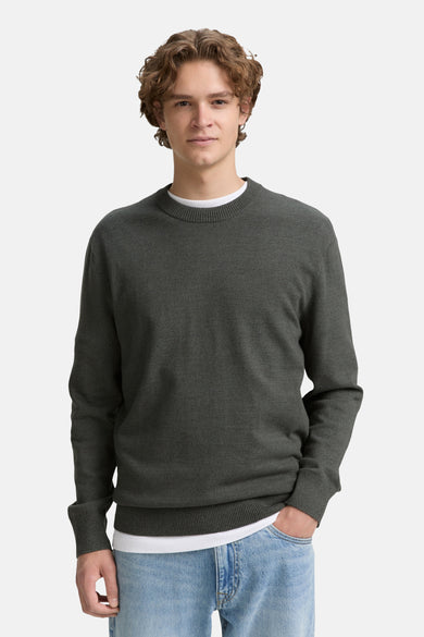 Groene trui met ronde hals van TOM TAILOR, gedragen over een wit T-shirt en blauwe jeans.