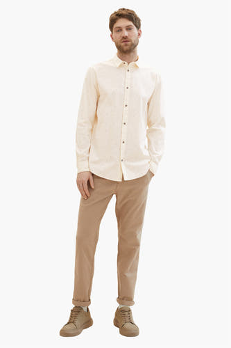 Ecru overhemd met lange mouwen van TOM TAILOR, met een fijn patroon, gedragen met bruine chino en bruine sneakers.
