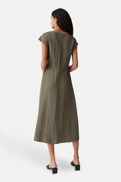 Kakikleurige jurk met korte mouwen van OPUS, met een getailleerde taille en een lange lengte.