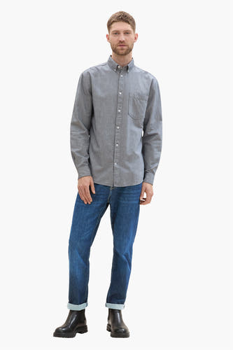 Blauw overhemd met lange mouwen van TOM TAILOR, met knoopsluiting, gedragen met jeans en zwarte laarzen.
