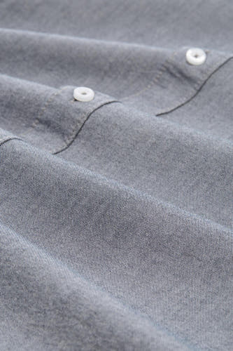 Blauw overhemd met lange mouwen van TOM TAILOR, met een fijne textuur en witte knopen, in detail weergegeven.
