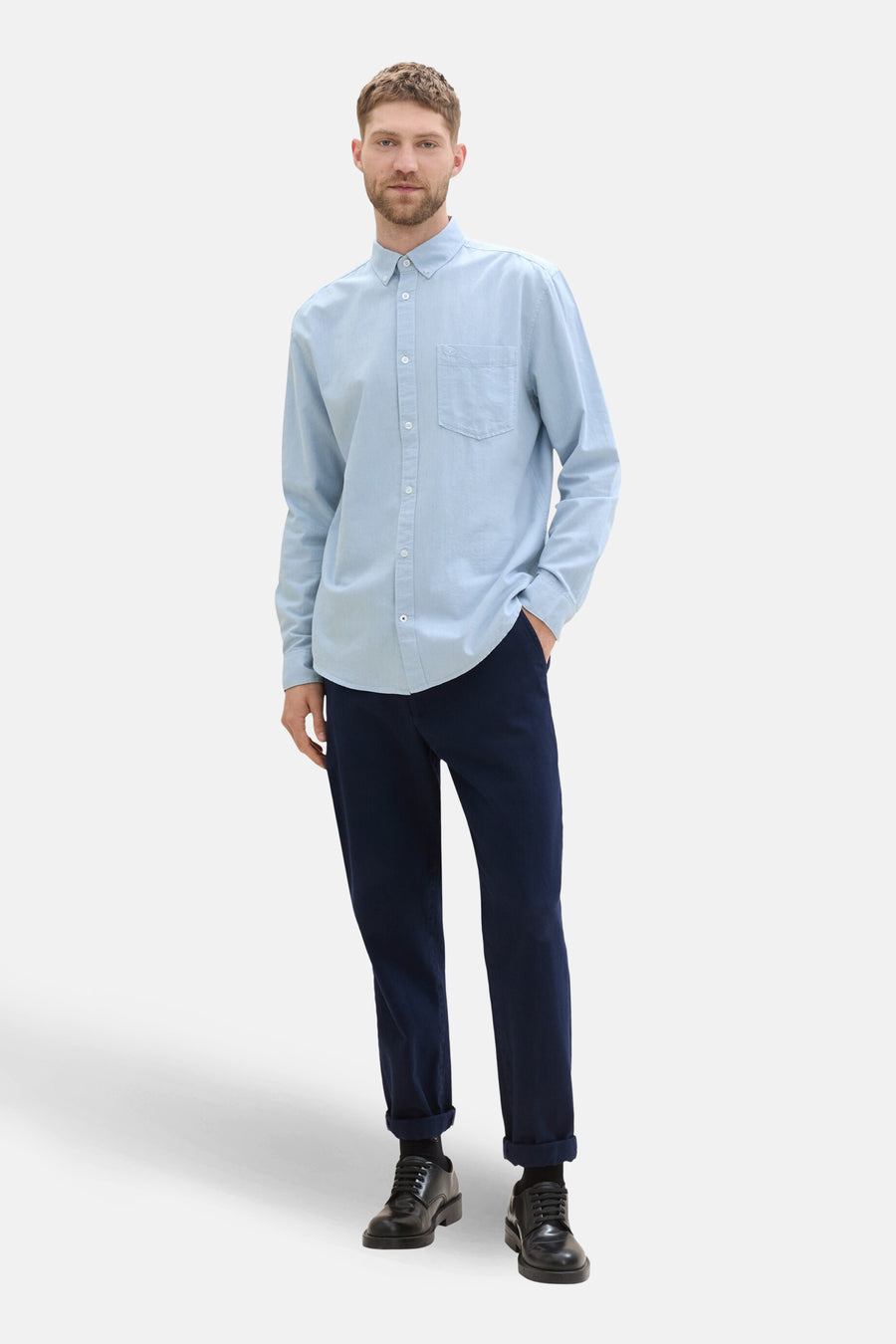 Blauw overhemd met lange mouwen van TOM TAILOR, met een borstzak en knoopsluiting.
