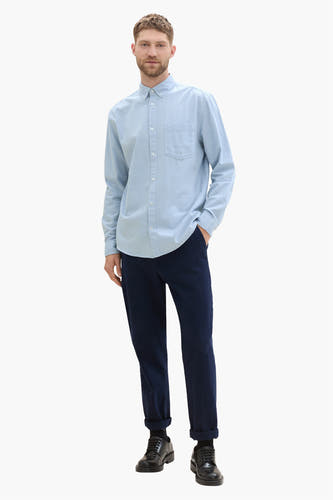 Blauw overhemd met lange mouwen van TOM TAILOR, met borstzak en gedragen met een donkerblauwe broek en zwarte schoenen.