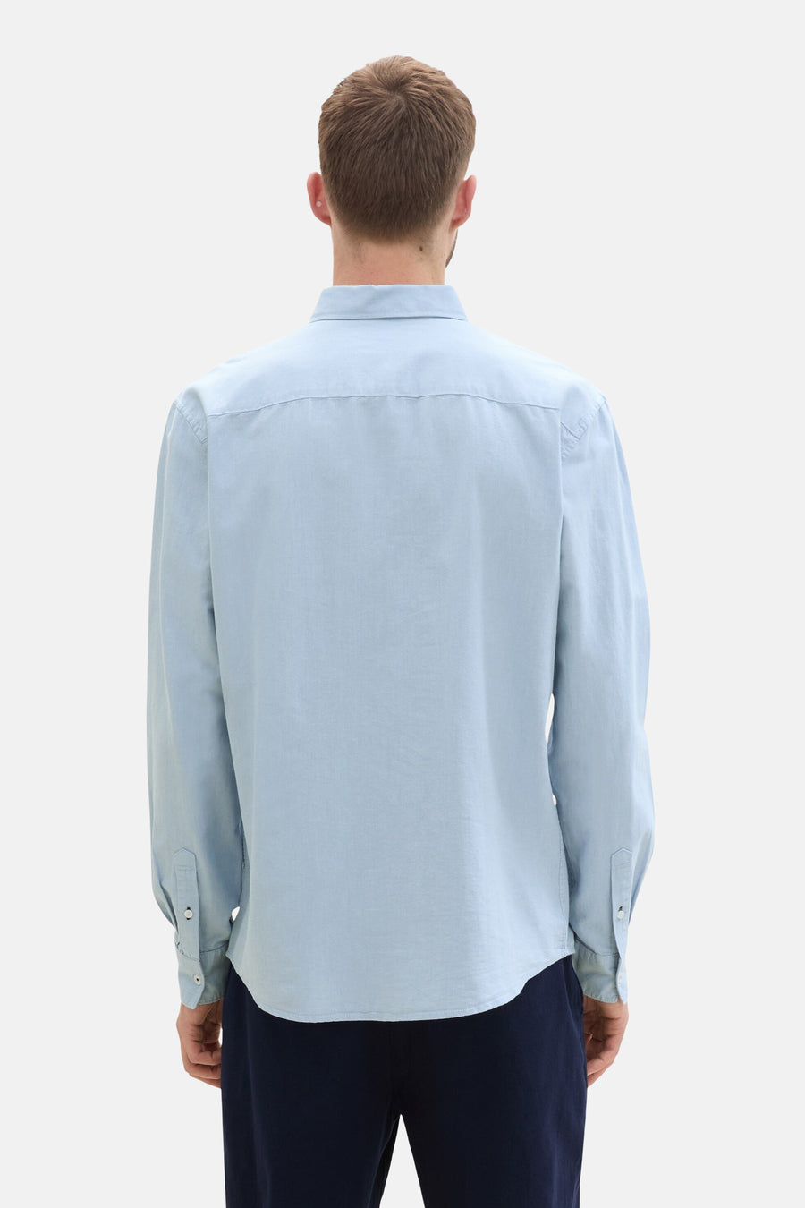 Blauw overhemd met lange mouwen van TOM TAILOR, rugaanzicht met knoopsluiting en donkerblauwe broek.