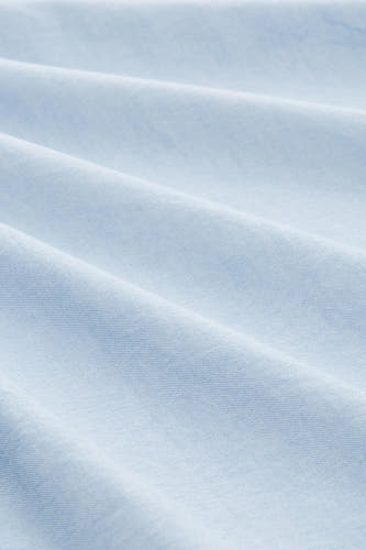 Blauw overhemd met lange mouwen van TOM TAILOR, gekreukte textuur en close-up weergave.
