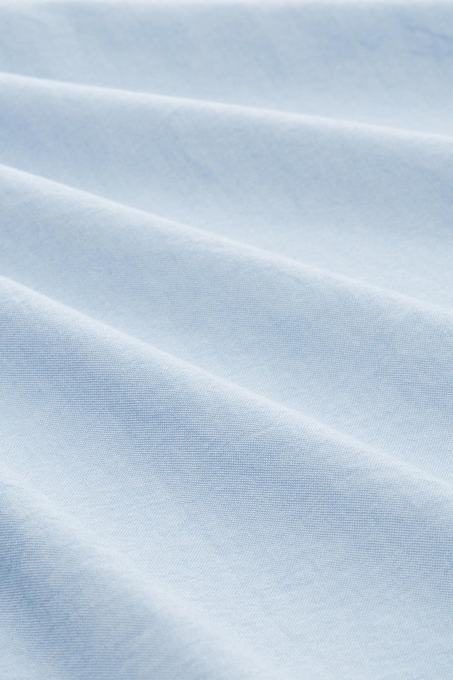 Blauw overhemd met lange mouwen van TOM TAILOR, gekreukte textuur en close-up weergave.
