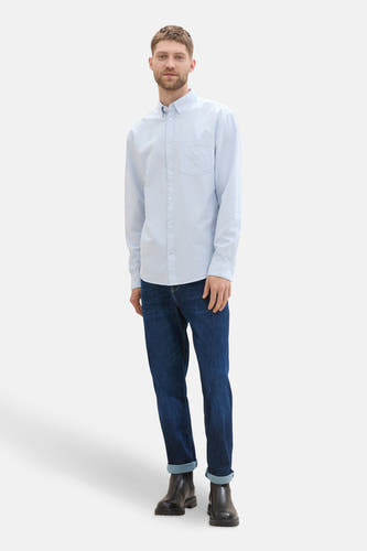 Blauw gestreept overhemd met lange mouwen van TOM TAILOR, met een borstzak en gedragen met donkere jeans en zwarte boots.