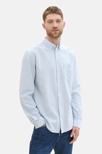 Blauw gestreept overhemd met lange mouwen van TOM TAILOR, met borstzak en gedragen met donkerblauwe jeans.
