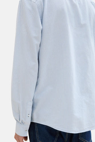 Blauw gestreept overhemd met lange mouwen van TOM TAILOR, zichtbaar detail van jeans.