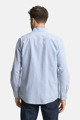 Blauw gestreept overhemd met lange mouwen van TOM TAILOR, achterkant gezien, gedragen met donkere jeans.
