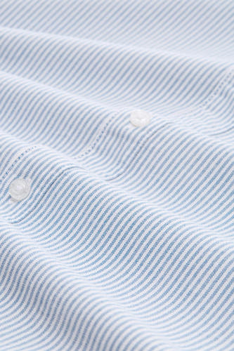 Blauw gestreept overhemd met lange mouwen van TOM TAILOR, met zichtbare witte knopen en kreuktextuur.