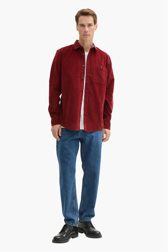 Baksteenkleurig overhemd met lange mouwen van TOM TAILOR, gedragen met een wit T-shirt en blauwe jeans.