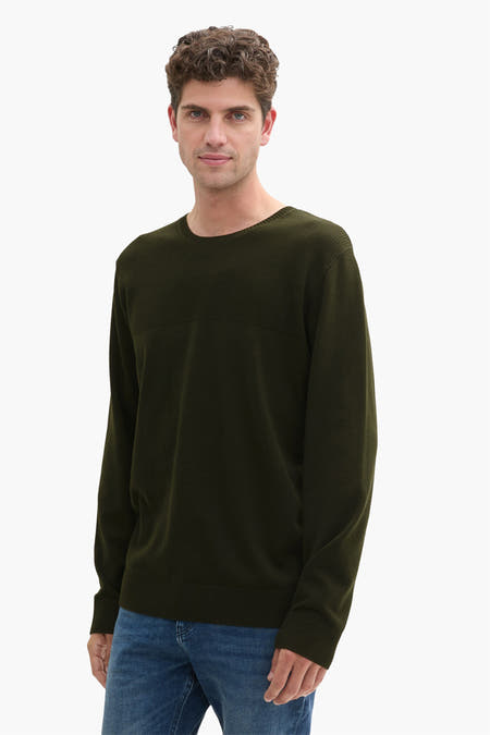 T-shirt vert avec col rond de TOM TAILOR, associé à des jeans bleus et des bottes noires.