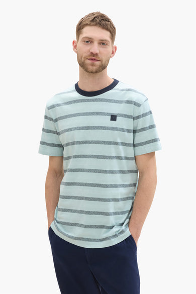 Groen gestreept T-shirt met korte mouwen van TOM TAILOR, met een ronde halslijn en donkerblauwe broek.
