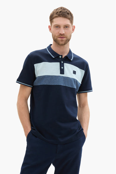 Blauwe polo met korte mouwen van TOM TAILOR, met een gestreept borststuk en bijpassende broek.
