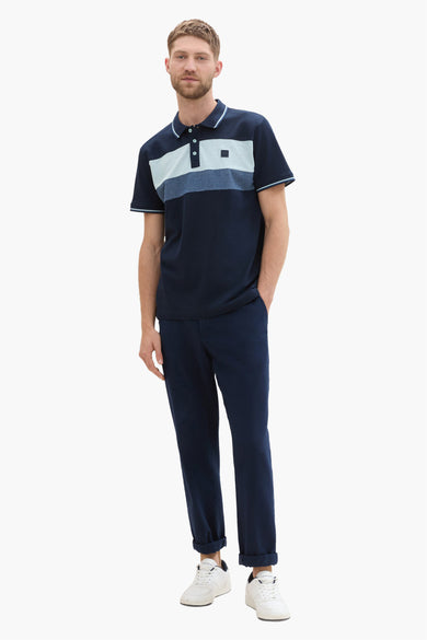 Blauwe polo met korte mouwen van TOM TAILOR, met gestreepte details op de borst.