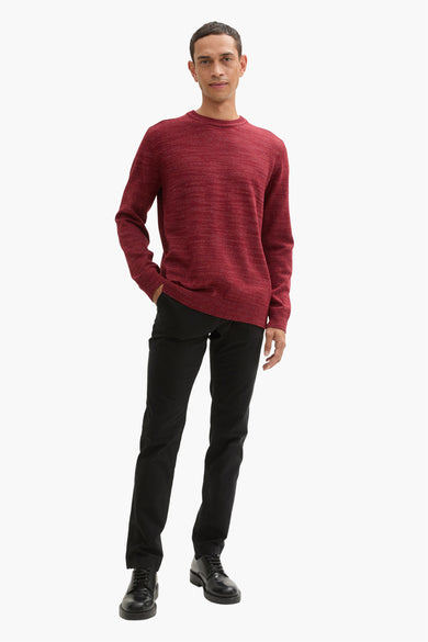 Rode trui met ronde hals van TOM TAILOR, gecombineerd met een zwarte broek en schoenen.