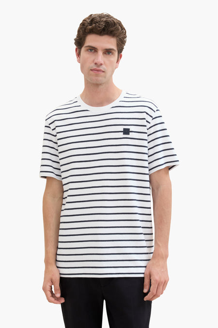 Wit T-shirt met korte mouwen van TOM TAILOR, met donkerblauwe horizontale strepen en een klein donkerblauw logo.