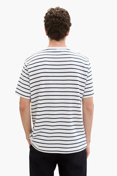 Wit T-shirt met korte mouwen van TOM TAILOR, met een gestreept patroon op de rug en zwarte broek.