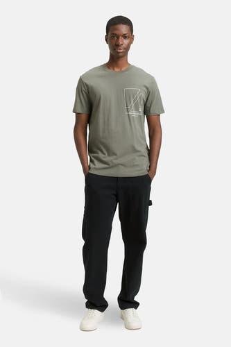 Groen T-shirt met korte mouwen van TOM TAILOR, met grafische print, gecombineerd met zwarte broek en witte sneakers.