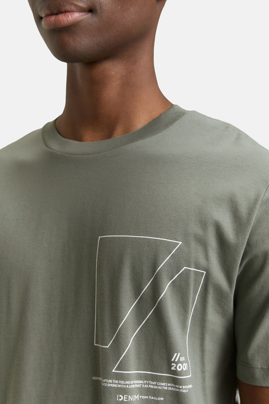 T-shirt vert avec manches courtes de TOM TAILOR, avec une impression graphique et du texte sur l'avant.