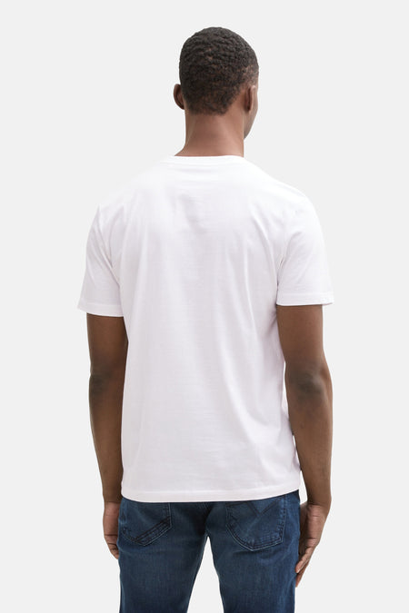 T-shirt blanc à manches courtes de TOM TAILOR, dos, associé à un jean bleu marine.
