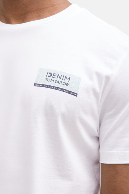 T-shirt blanc à manches courtes de TOM TAILOR, avec un logo graphique sur la poitrine et une conception lisse.