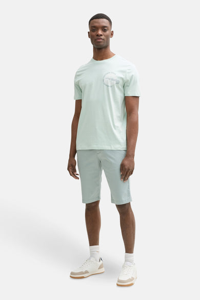 T-shirt vert de mantes courtes cour TOM TOMOROROR, im im im im im poéééé avec short short et des baskets blanches.