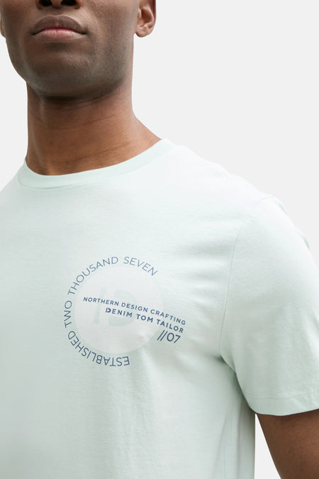 T-shirt vert avec manches courtes de TOM TAILOR, avec une impression ronde bleue sur la poitrine.