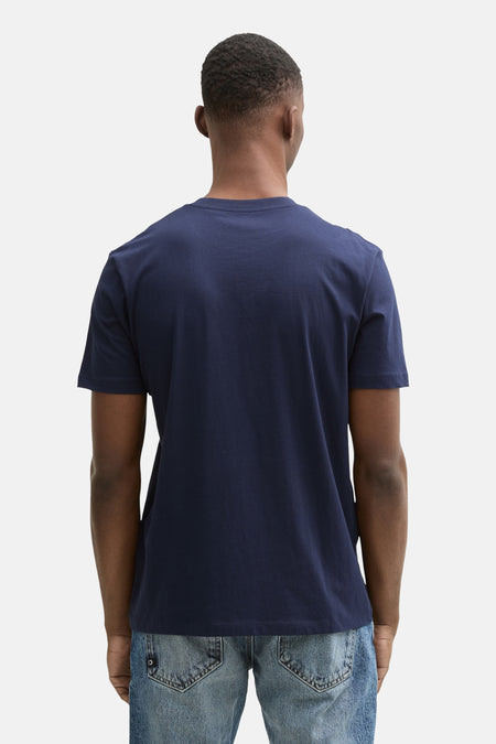 T-shirt bleu à manches courtes de TOM TAILOR, vu par derrière, associé à un jean.