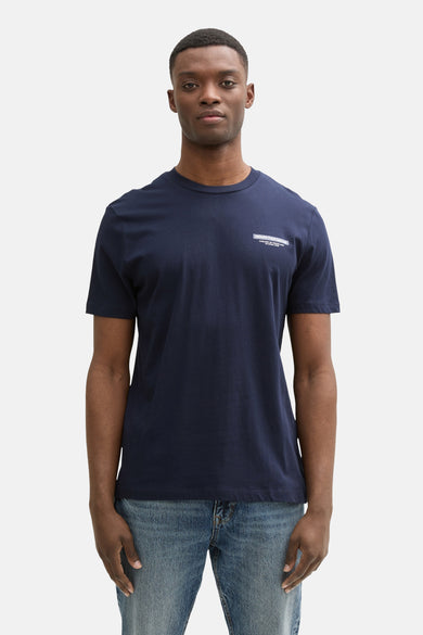 T-shirt bleu à manches courtes de TOM TAILOR, avec une impression sur la poitrine, porté avec des jeans bleus.