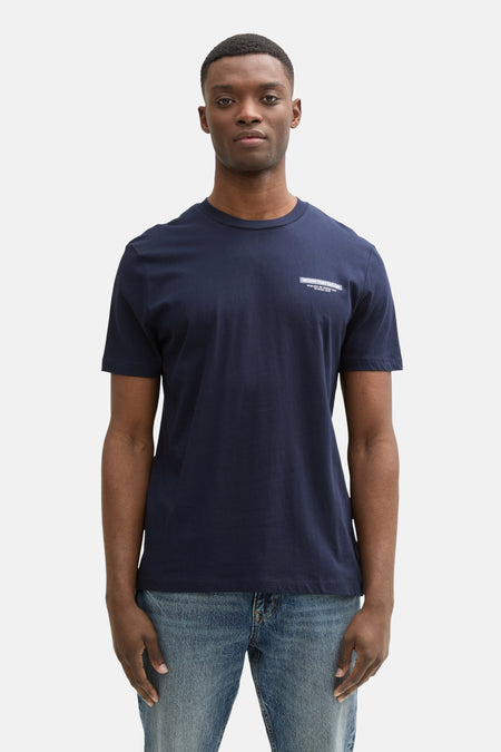 Blauw T-shirt met korte mouwen van TOM TAILOR, met een print op de borst, gedragen met blauwe jeans.
