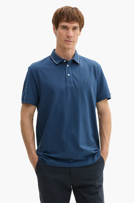 T-shirt bleu de manches courtes TOM TOM TOR, vu vu de l'arrière avec une patte blanche sur le col.