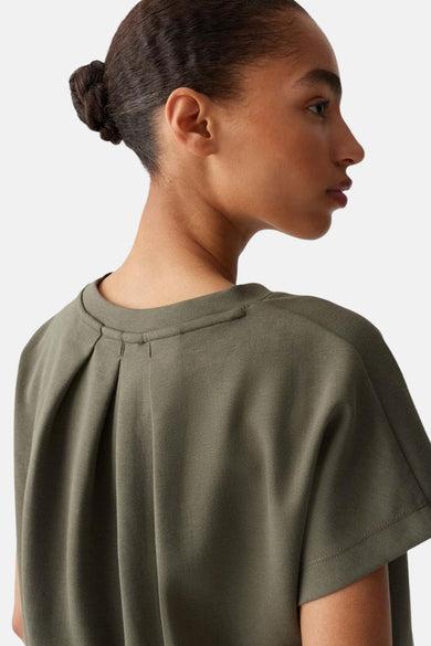 Groene sweater van OPUS met plooien op de rug, gezien van achteren.
