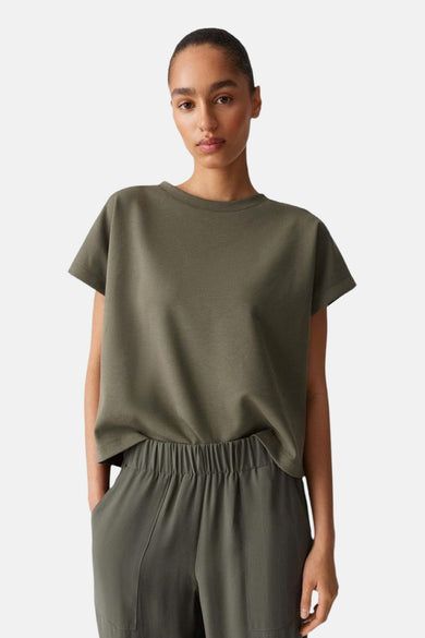 Groene sweater van OPUS, gecombineerd met een broek in dezelfde kleur.